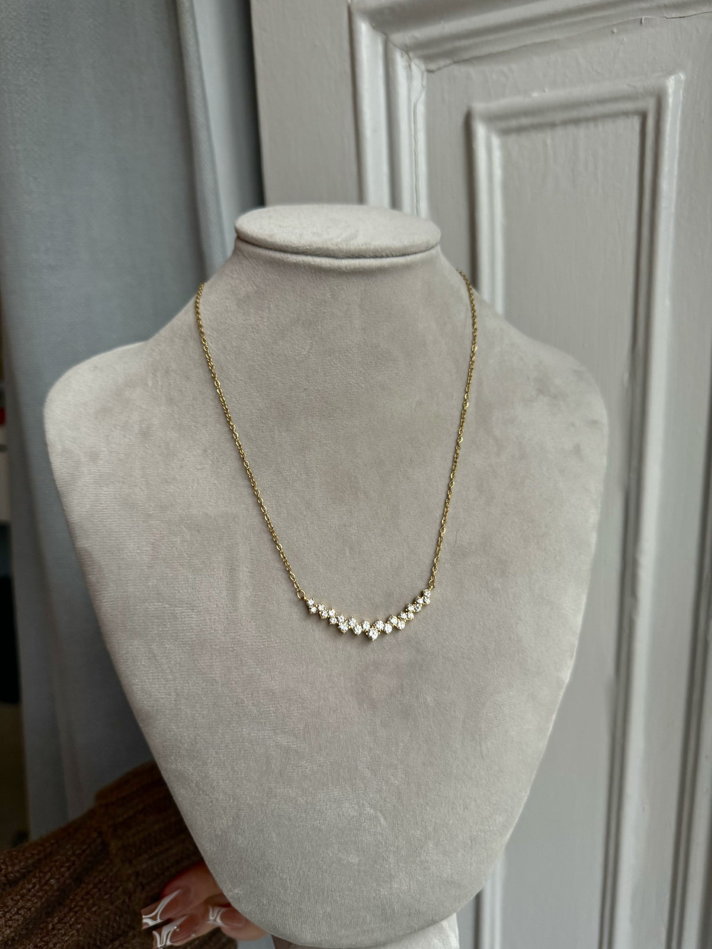 Arc shaped diamond necklace